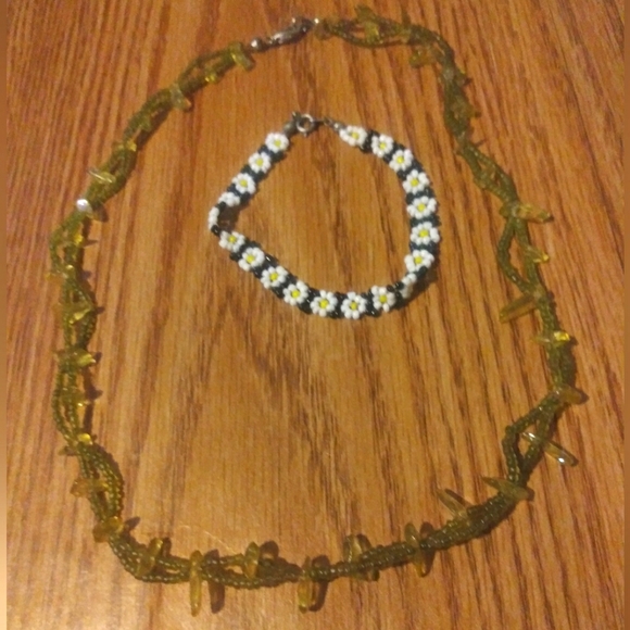 Handmade Daisy Bracelet & Green Necklace - Picture 1 of 4